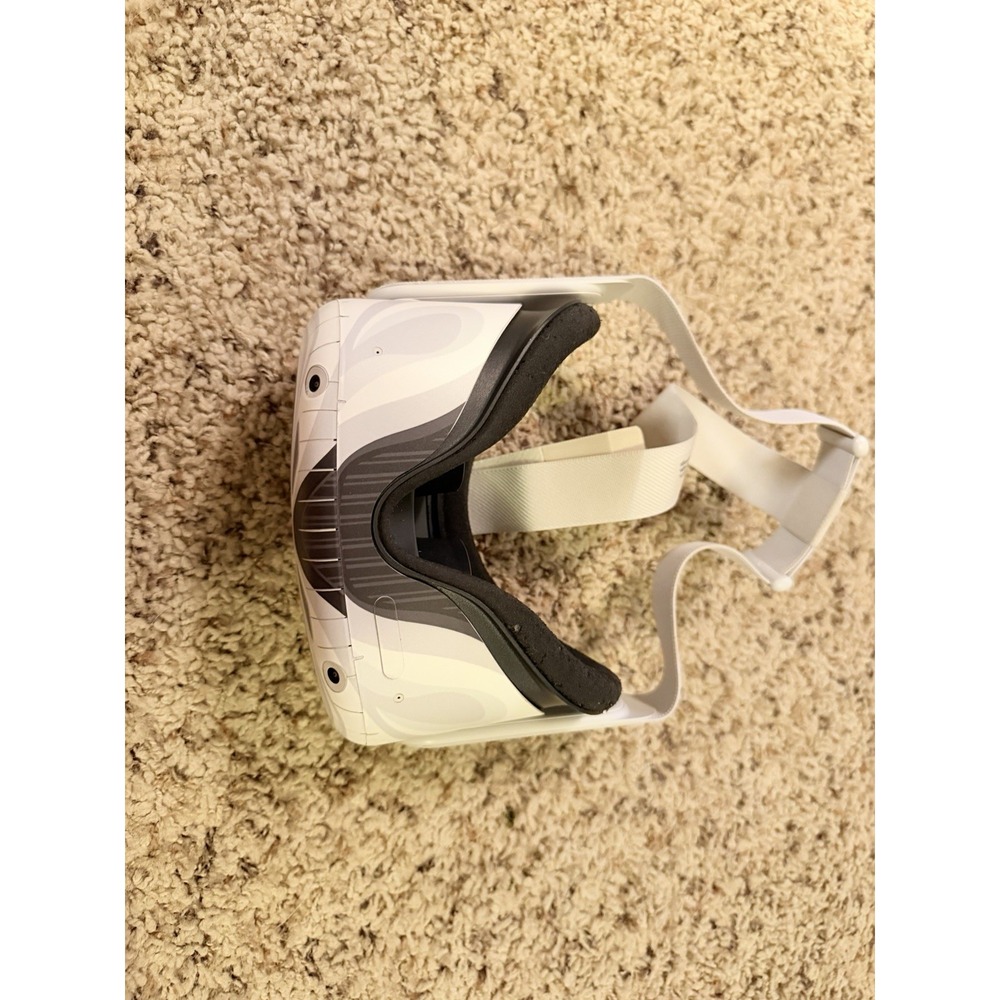 Oculus Quest 2 Meta Quest 2 64GB VR Headset Only - Picture 3 of 8